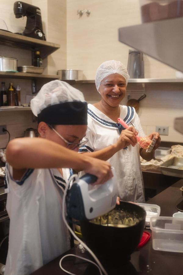 Villa Nautica Boutique Hotel Жижока-ди-Жерикуакуара Экстерьер фото Ethiopian women preparing injera